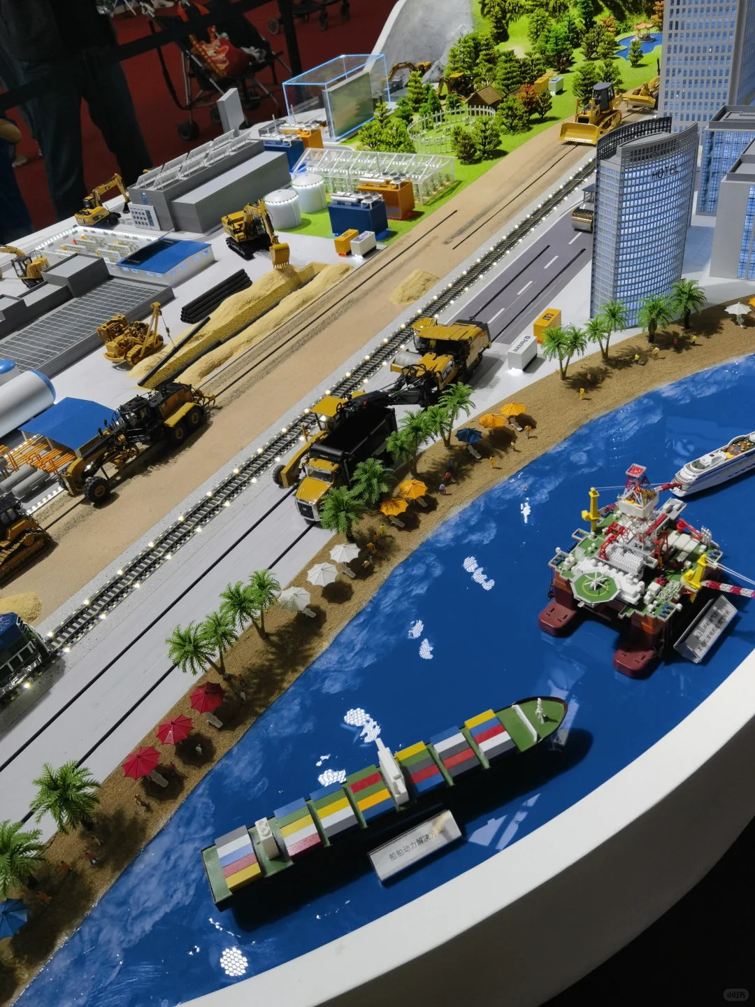 谁能想到工程机械展秒变巨型儿童乐园?