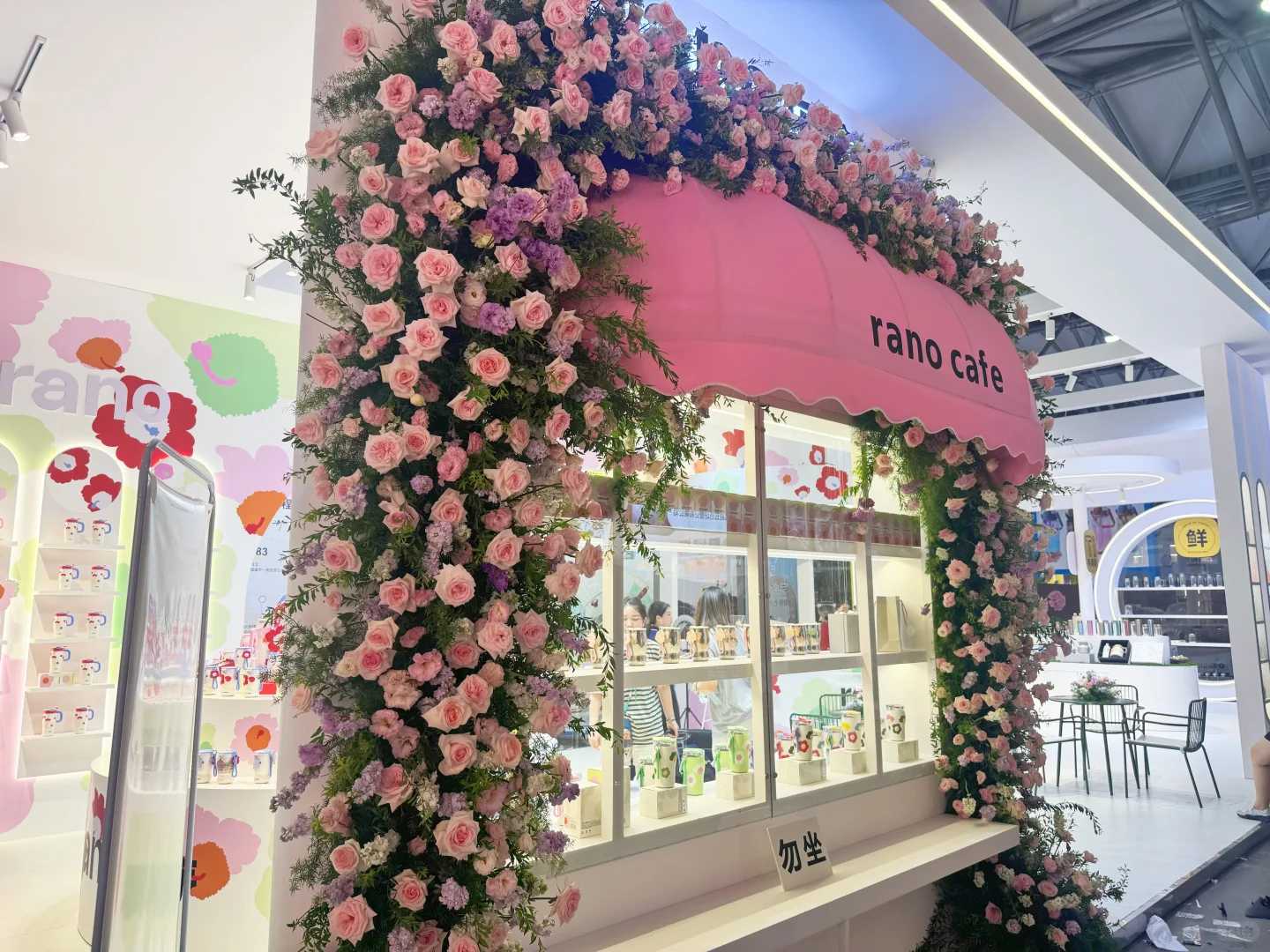 温馨百货展，以浅色调为主，搭配多彩花卉太赞