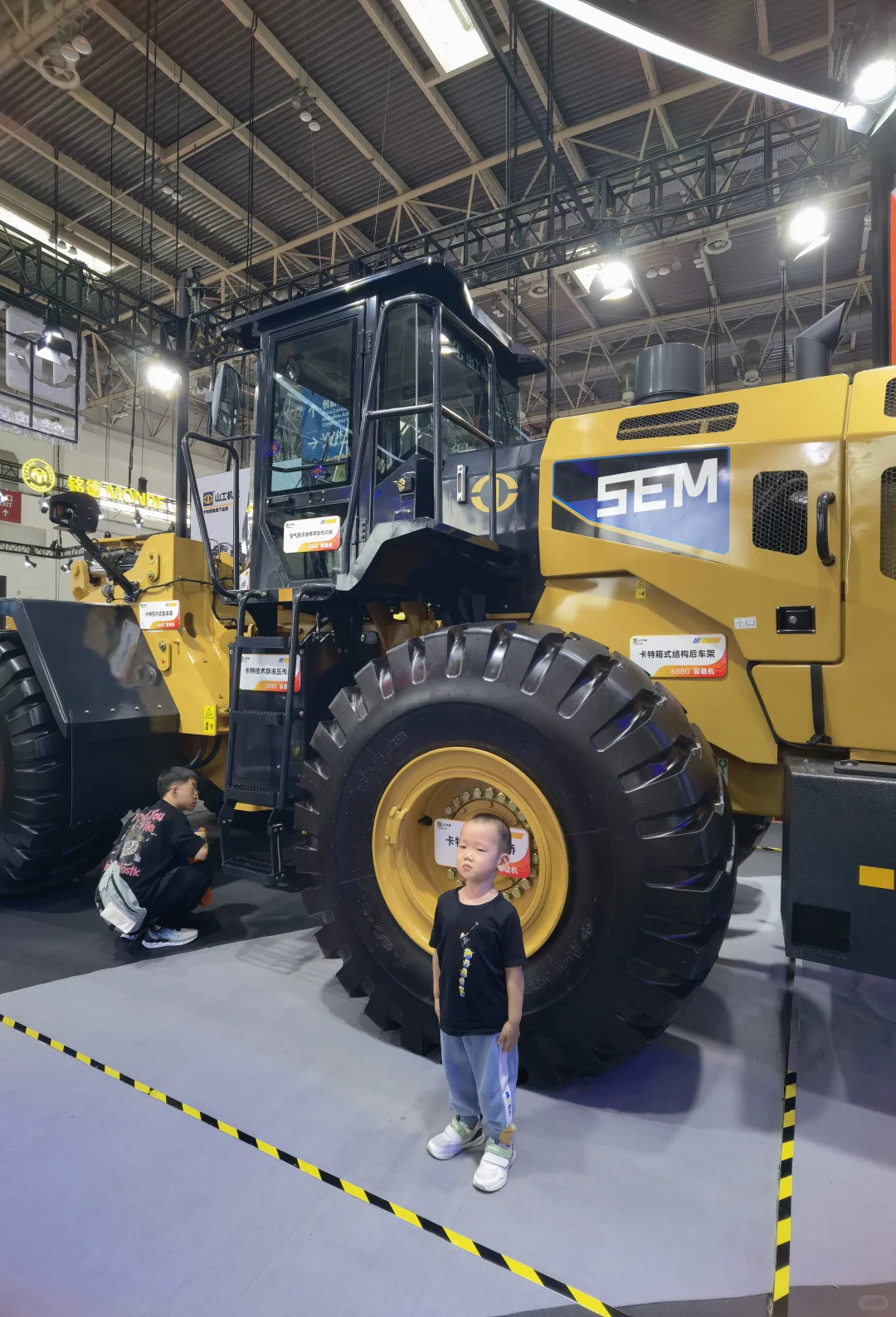 谁能想到工程机械展秒变巨型儿童乐园?