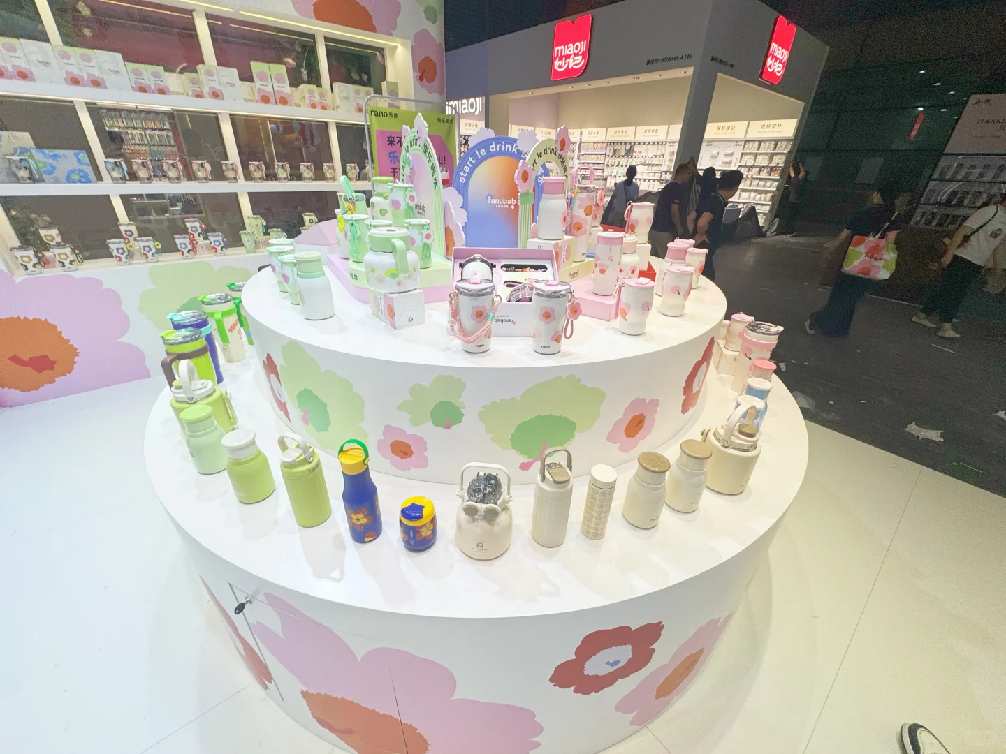 温馨百货展，以浅色调为主，搭配多彩花卉太赞