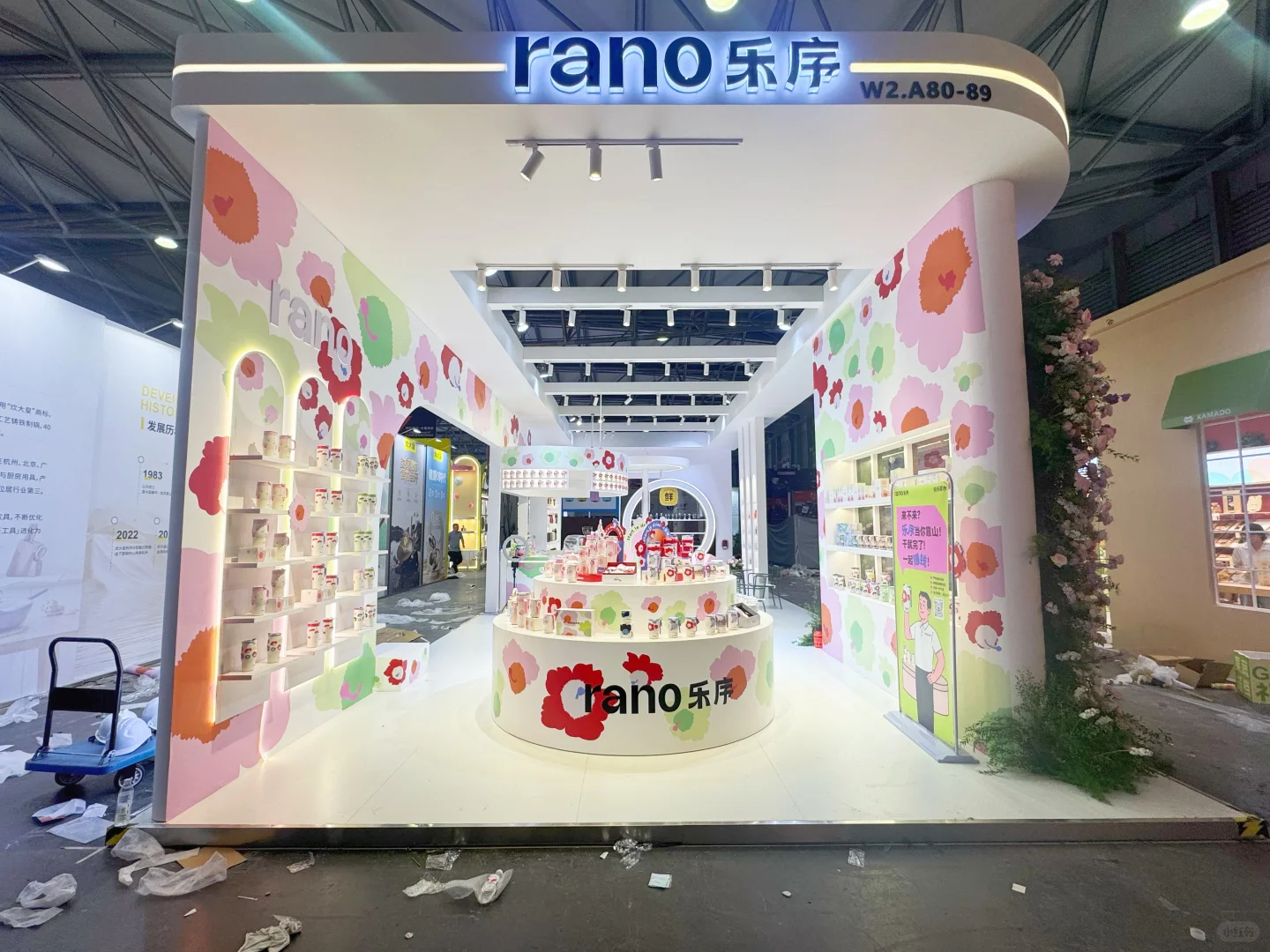 温馨百货展，以浅色调为主，搭配多彩花卉太赞