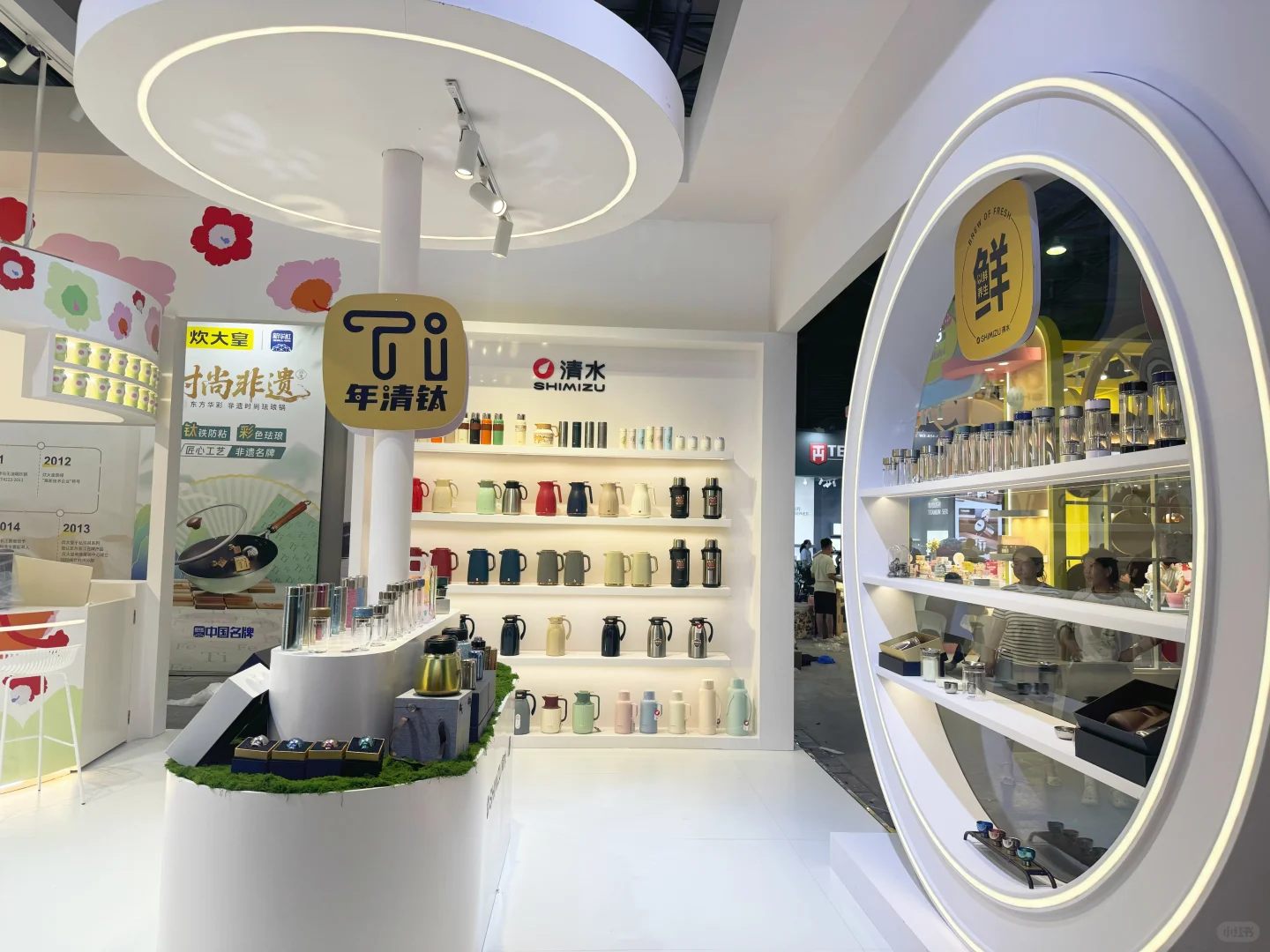 温馨百货展，以浅色调为主，搭配多彩花卉太赞