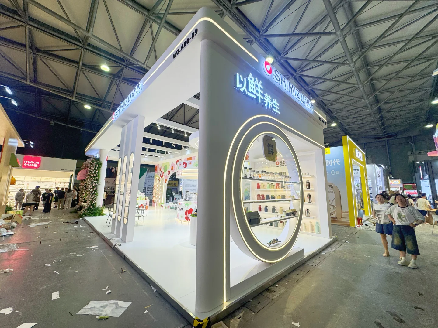 温馨百货展，以浅色调为主，搭配多彩花卉太赞