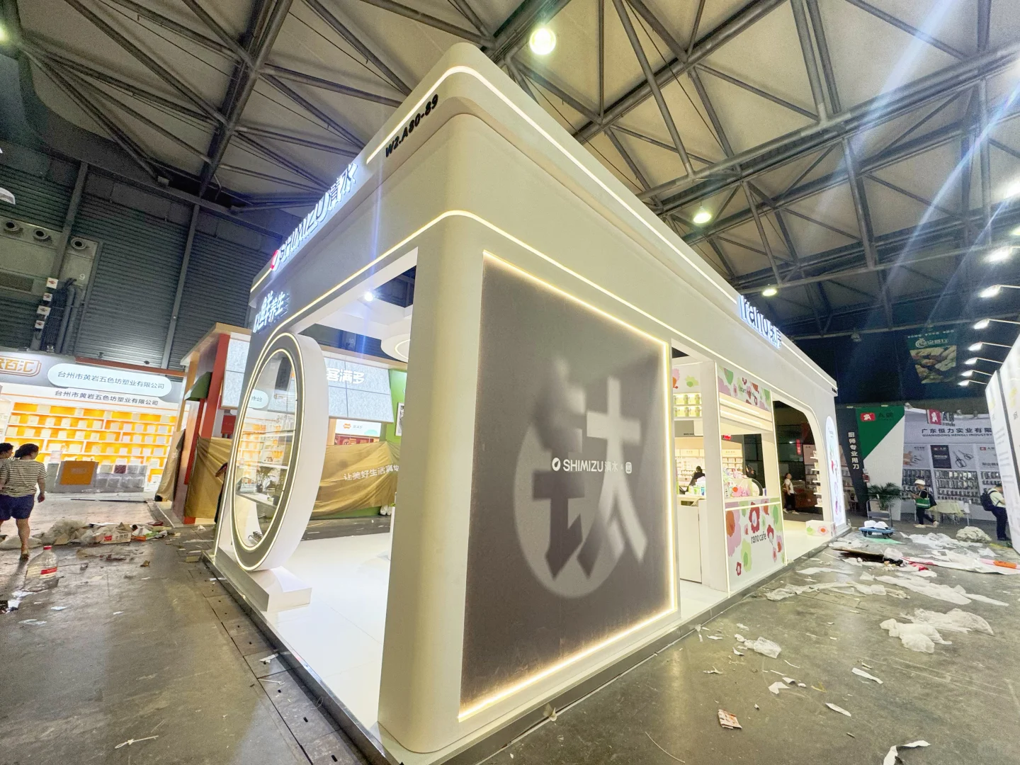 温馨百货展，以浅色调为主，搭配多彩花卉太赞