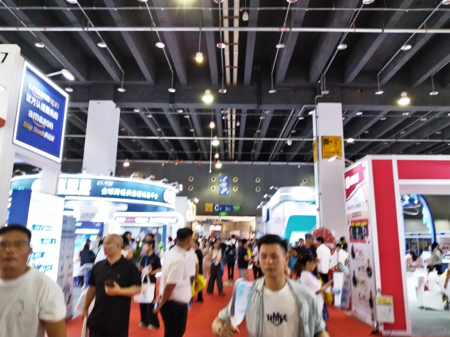 义乌跨境电商展人好多啊…
