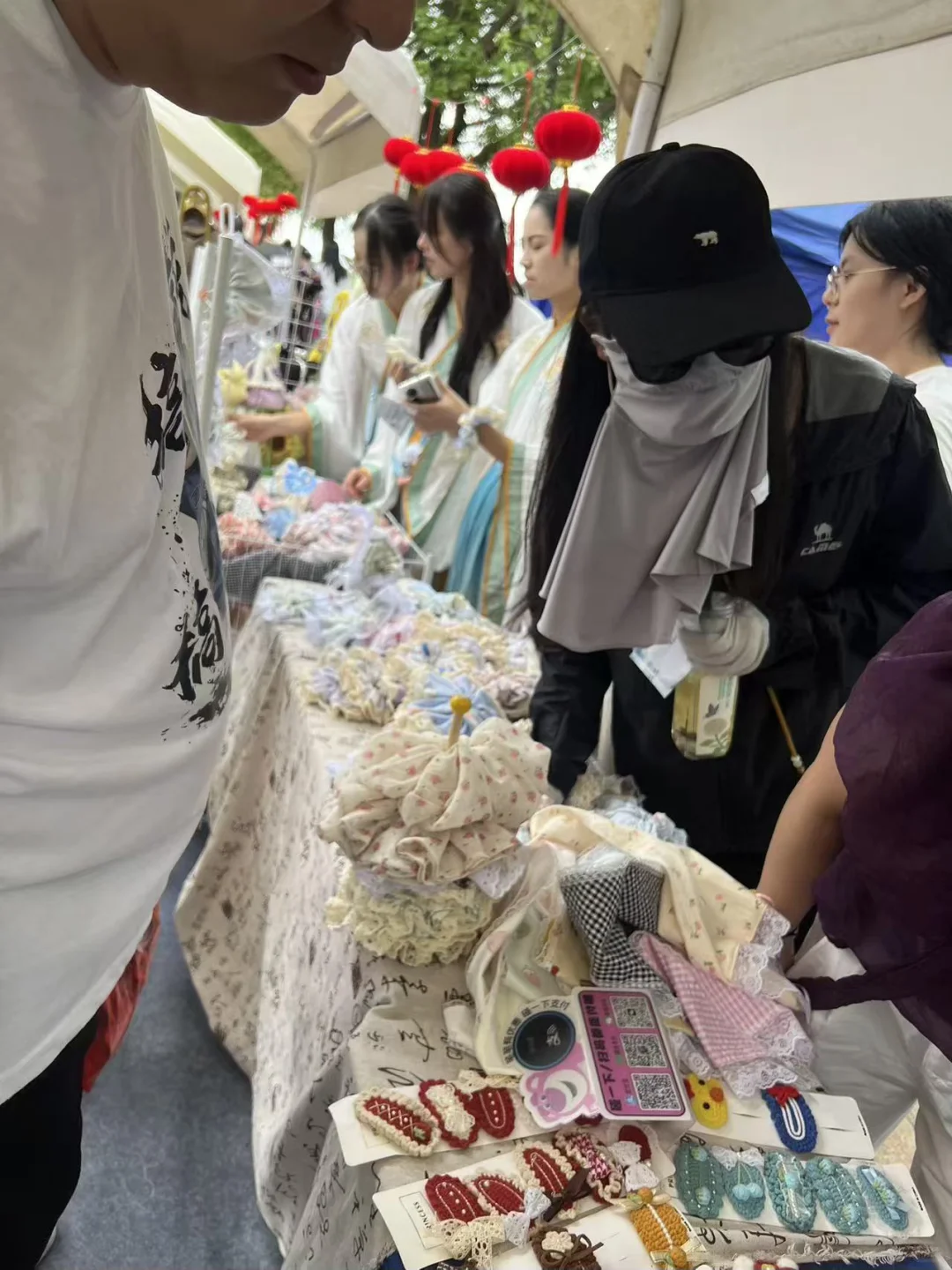 国庆摆摊第一天卖了1800多，姐妹们都卖多少