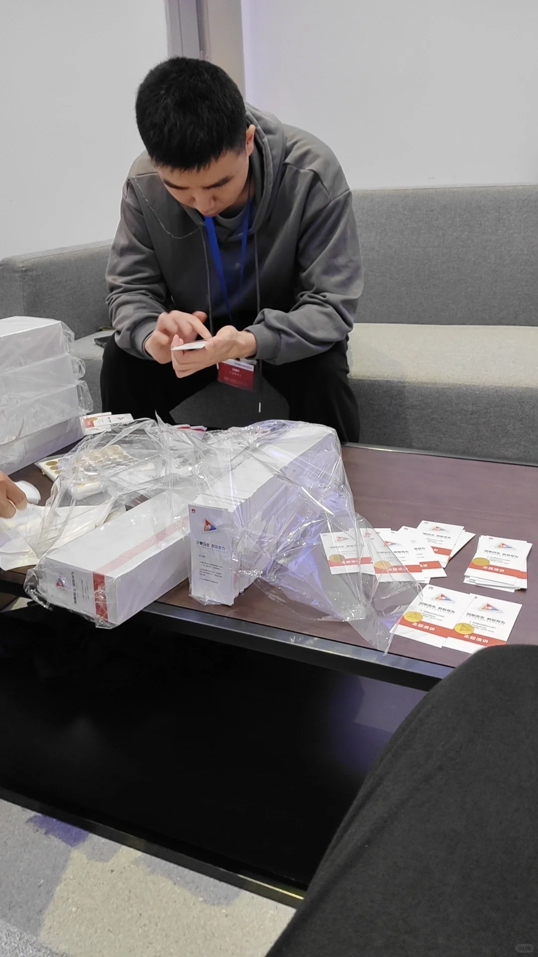 今天接了一天的兼职还是会展的名片贴的我困