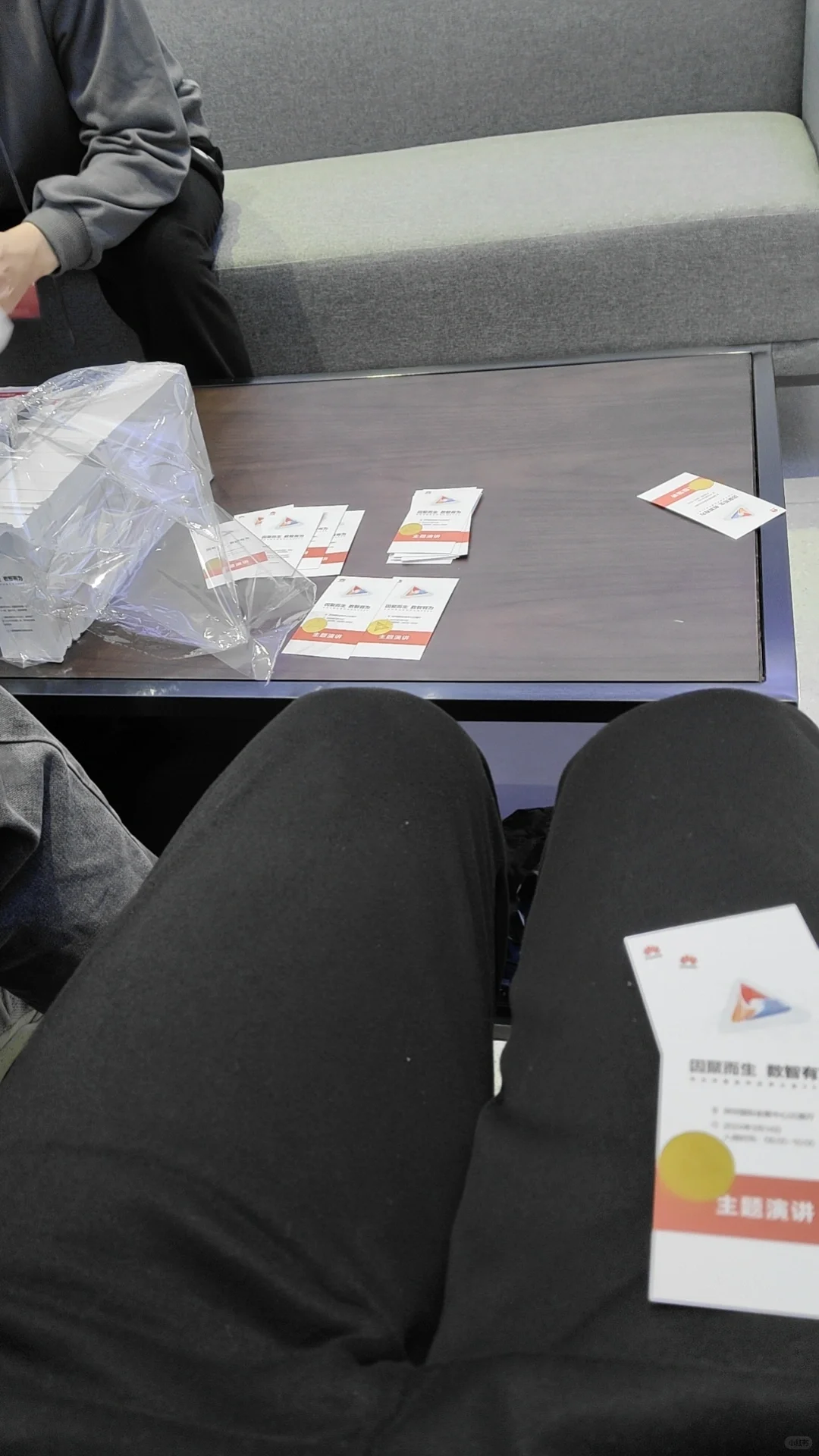 今天接了一天的兼职还是会展的名片贴的我困