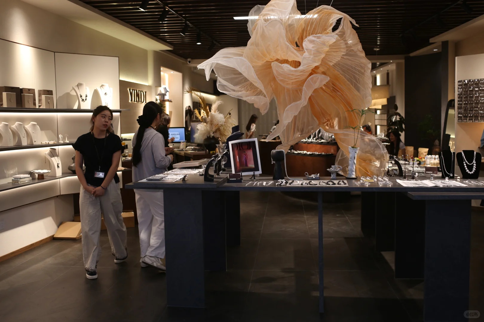 义乌商贸城六期，简直就是买手店，艺术展