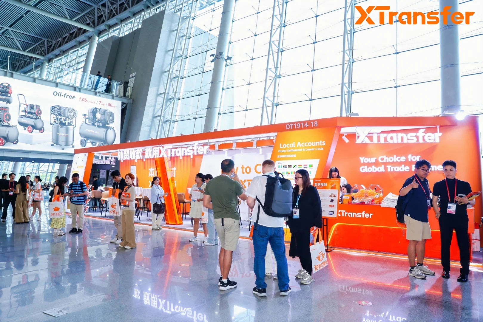 广交会现场实拍!XTransfer这波广告牌赢麻了