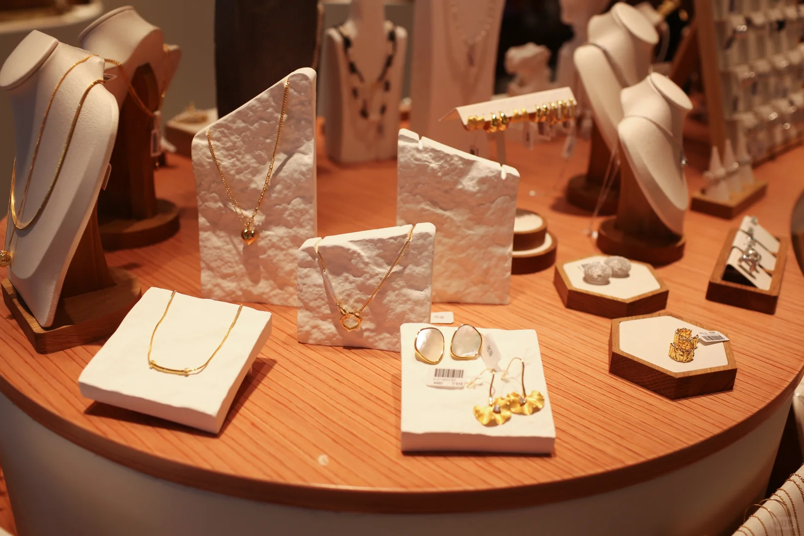 义乌商贸城六期，简直就是买手店，艺术展