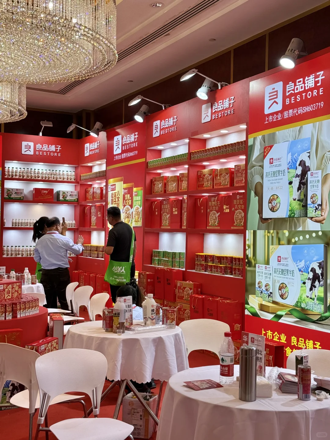 南京香格里拉这是在干啥！！！好多人。。。