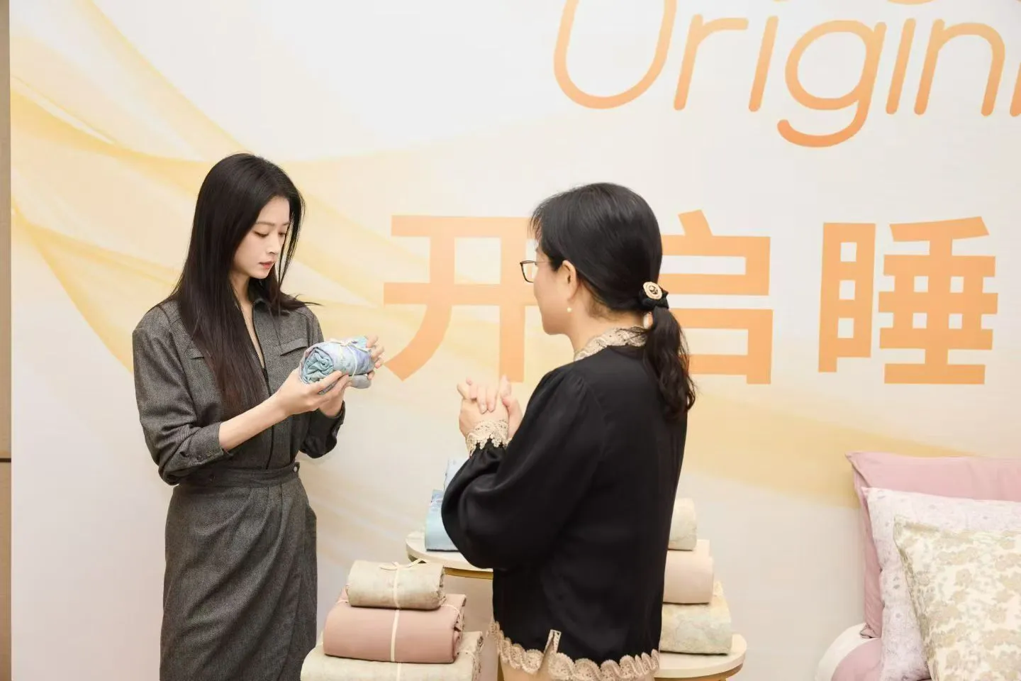 明星蒋欣线下签约仪式