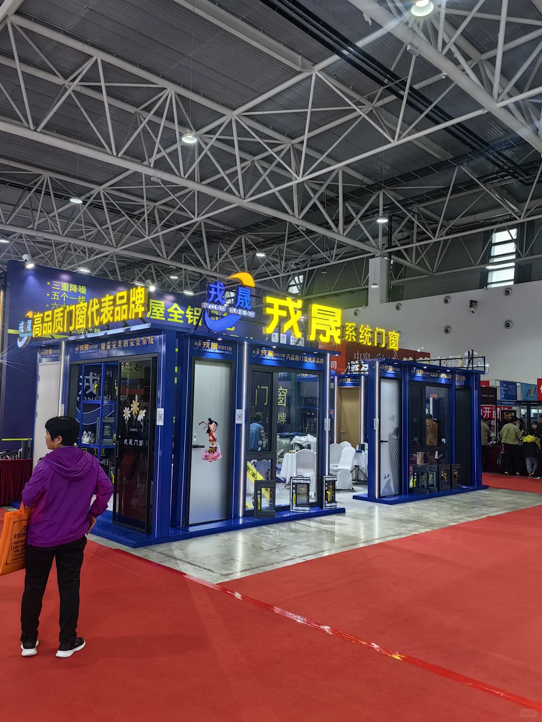 戎晟门窗引爆临朐展!全铝同色系统成首日“