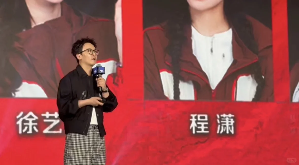 美美地拍到了招商会上的姚PD