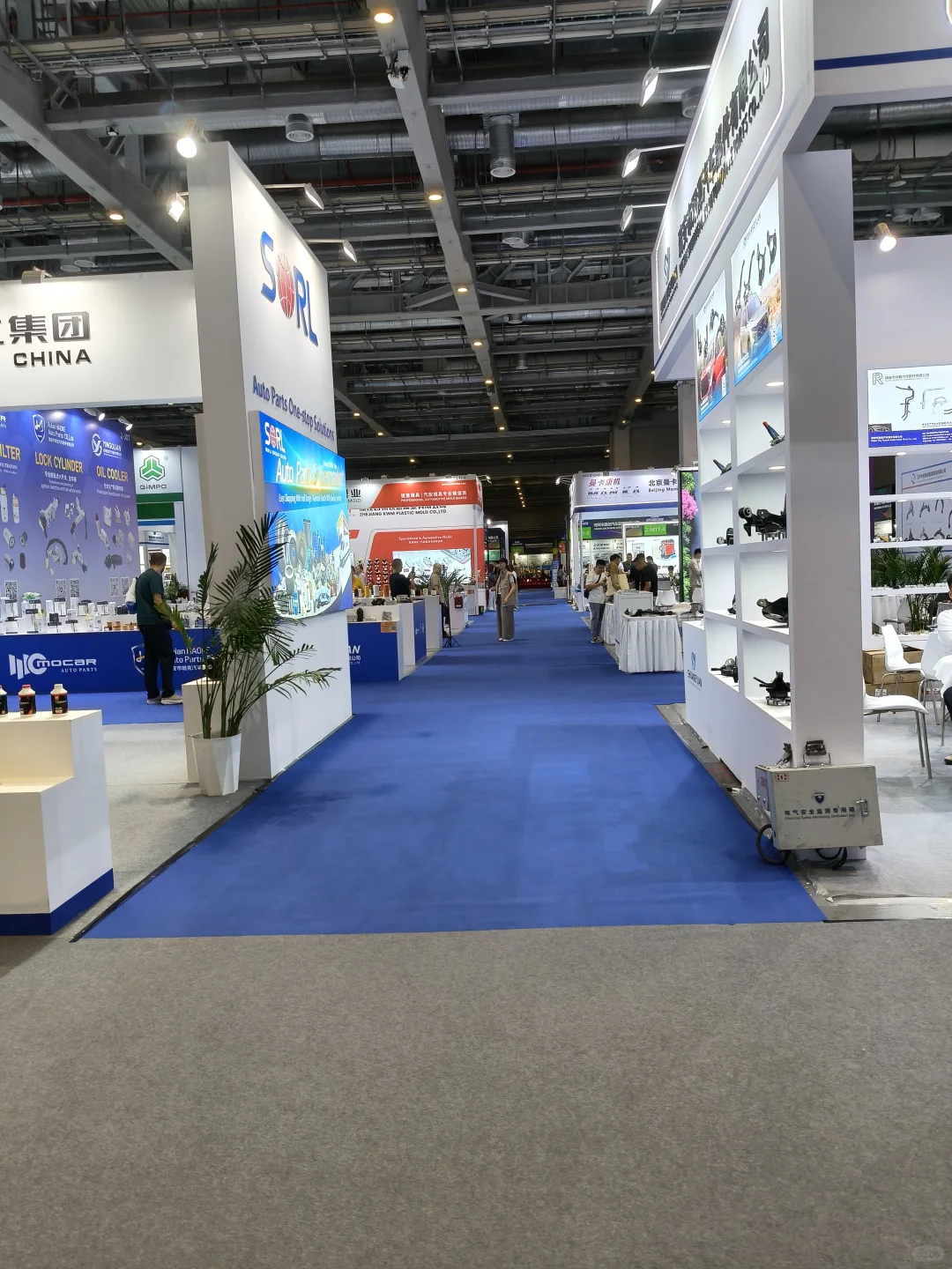 今天在汽配展?