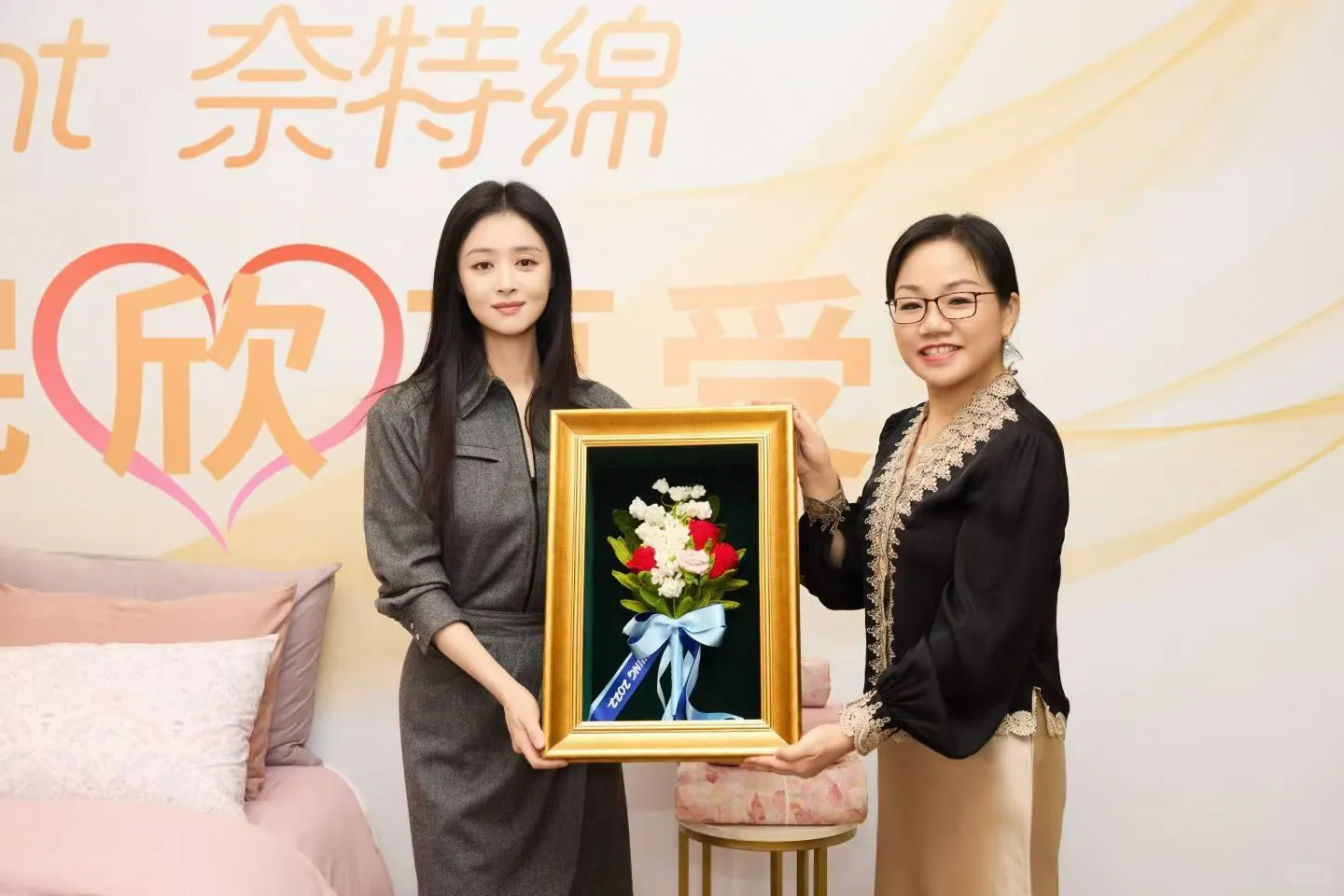 明星蒋欣线下签约仪式