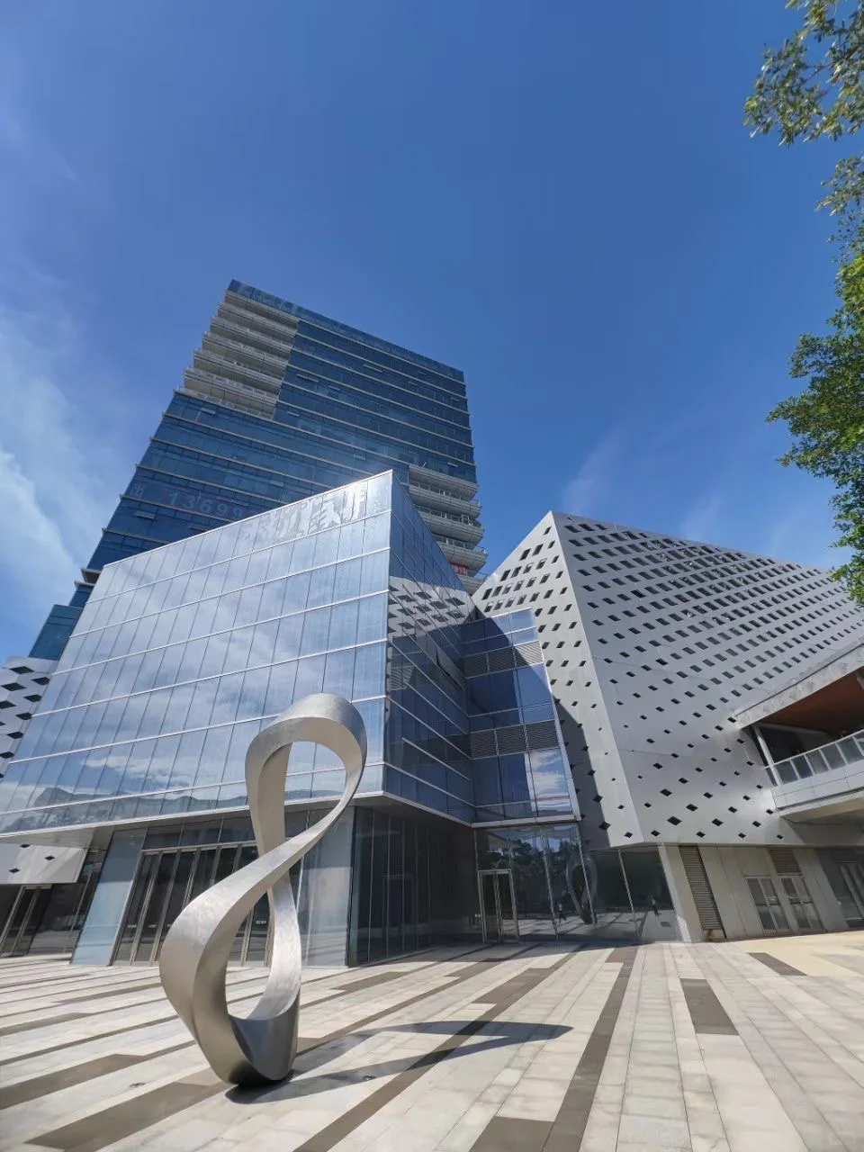 会展湾写字楼出租|双地铁央企现楼