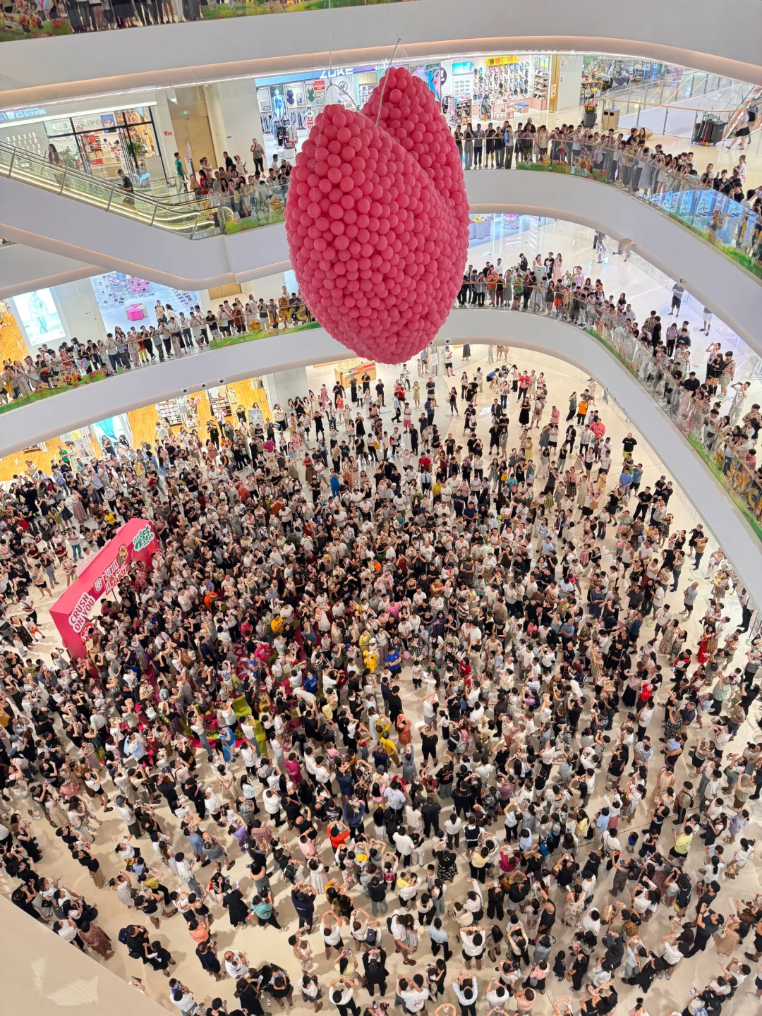OMG！520感觉有一亿人在大悦城抢气球?