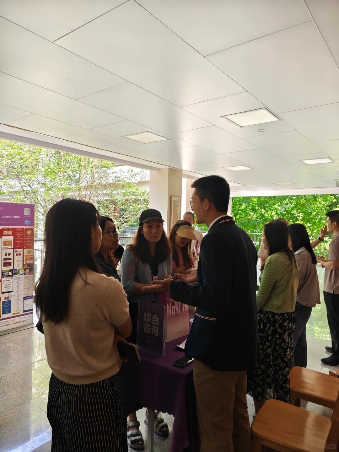 周末到学校参加招生会当嘉宾