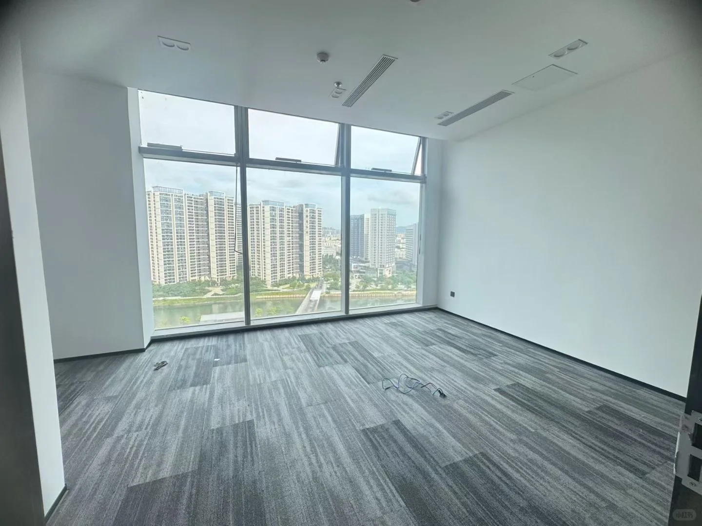 会展湾写字楼出租|双地铁央企现楼