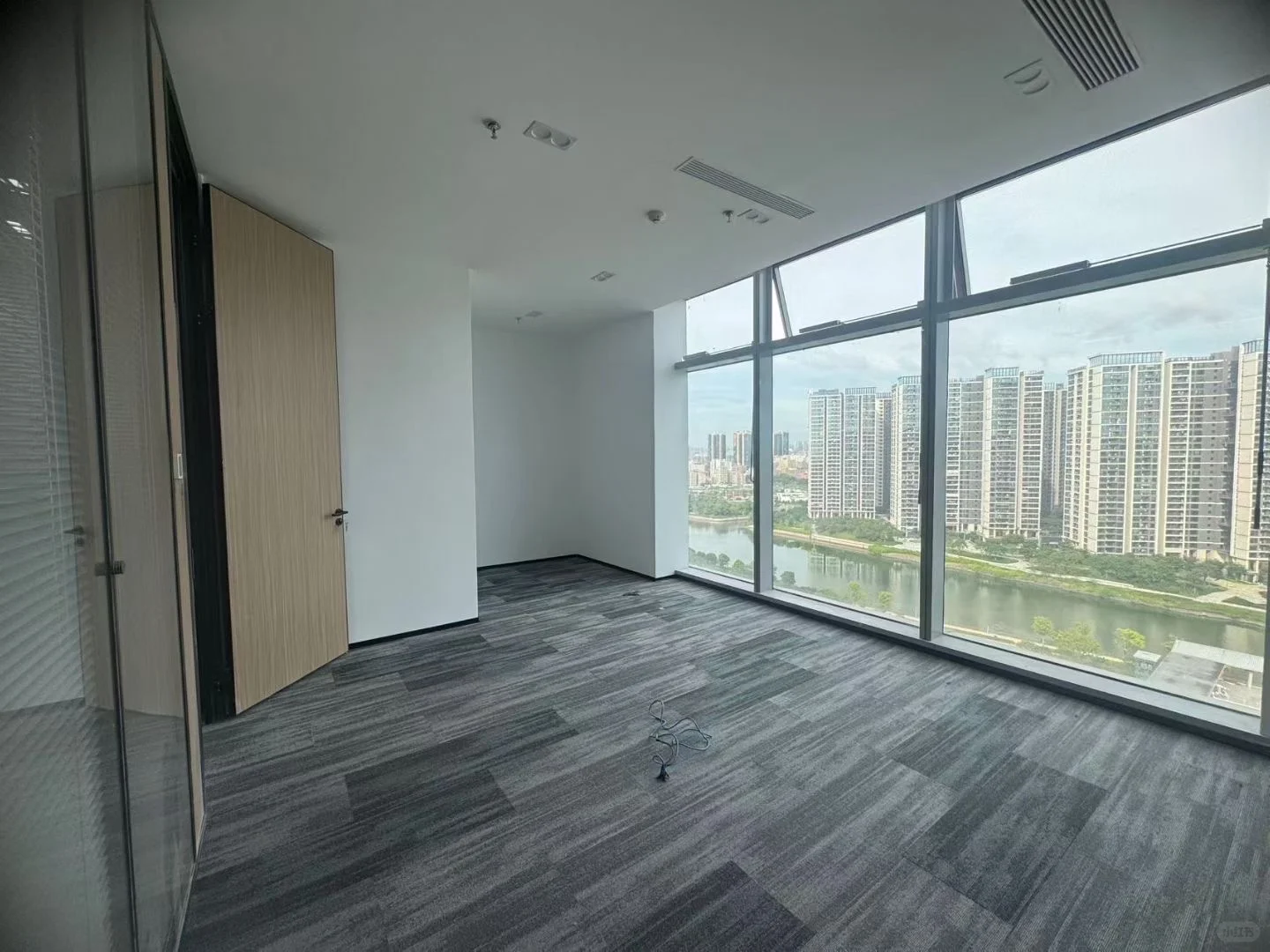 会展湾写字楼出租|双地铁央企现楼