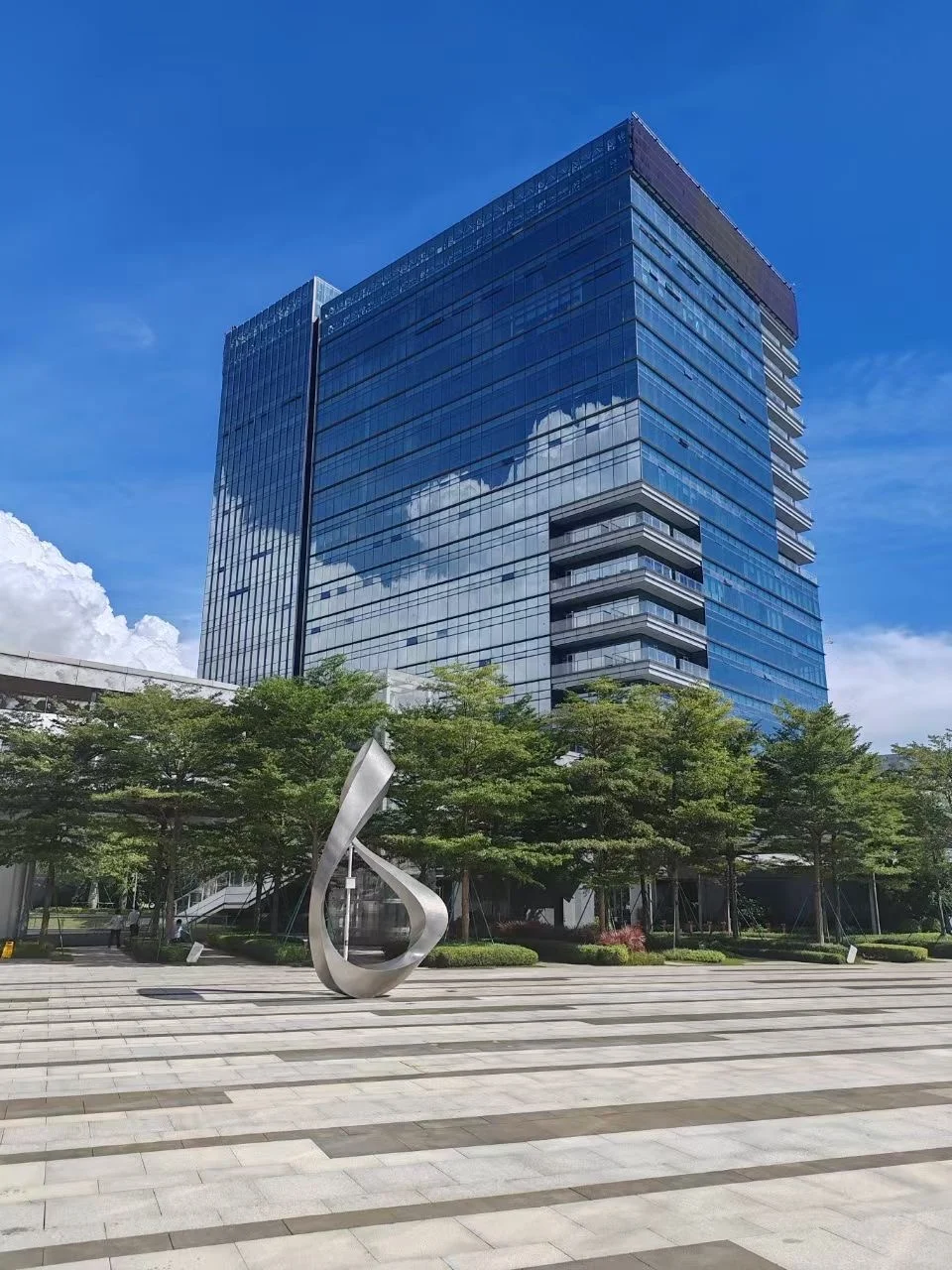 会展湾写字楼出租|双地铁央企现楼