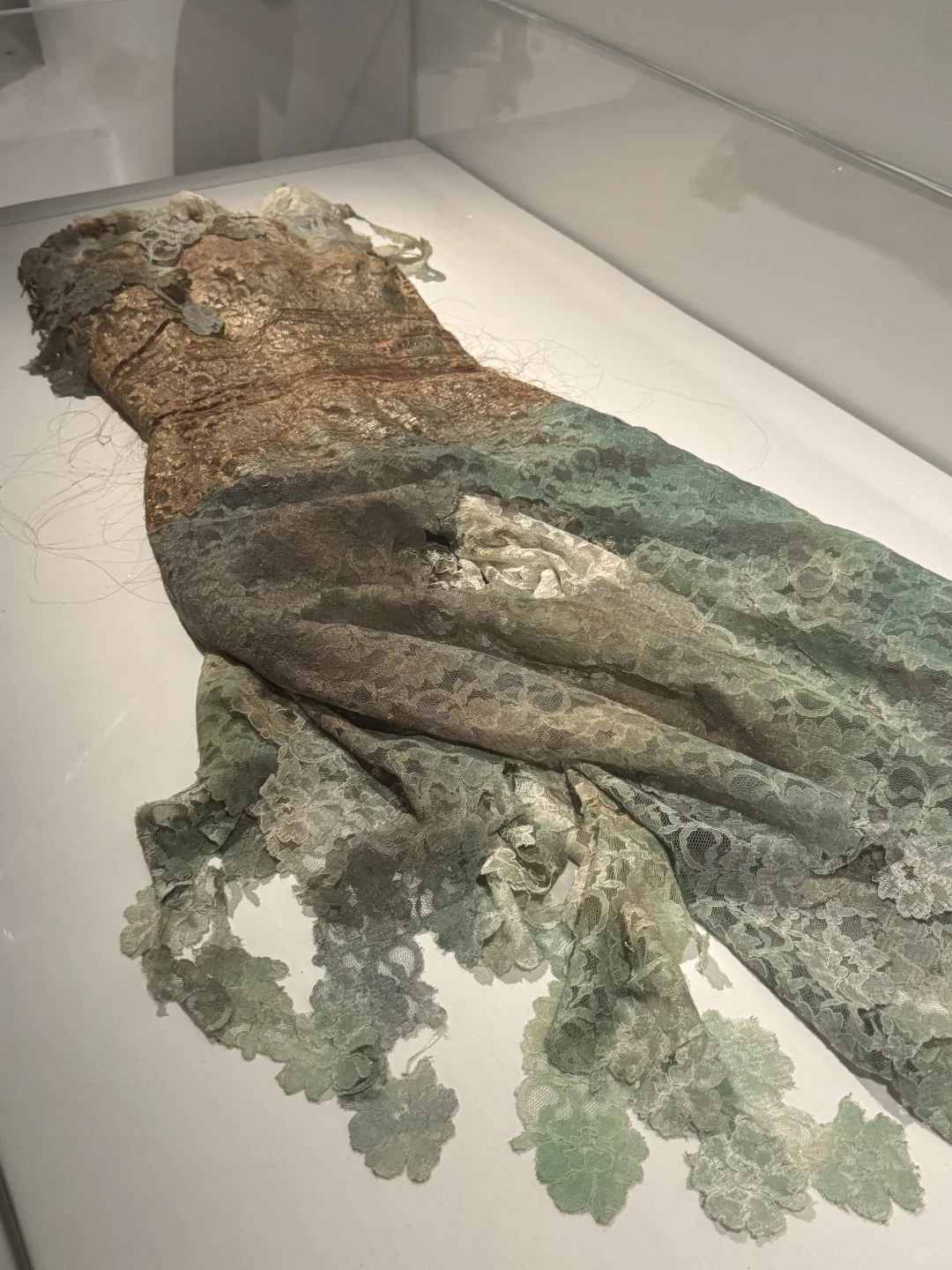 看展｜在barbican看到脏兮兮的高定