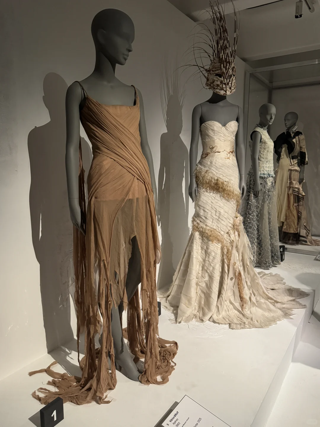看展｜在barbican看到脏兮兮的高定