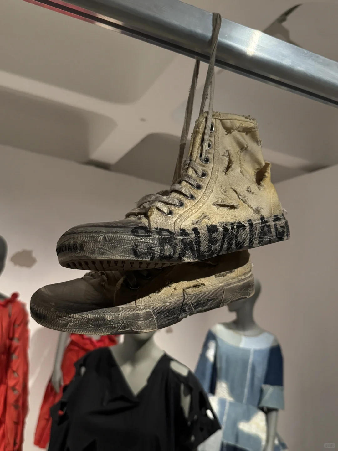 看展｜在barbican看到脏兮兮的高定