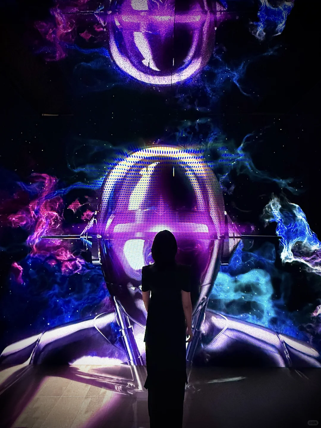 深圳空山基|光透灵动机械曲线美