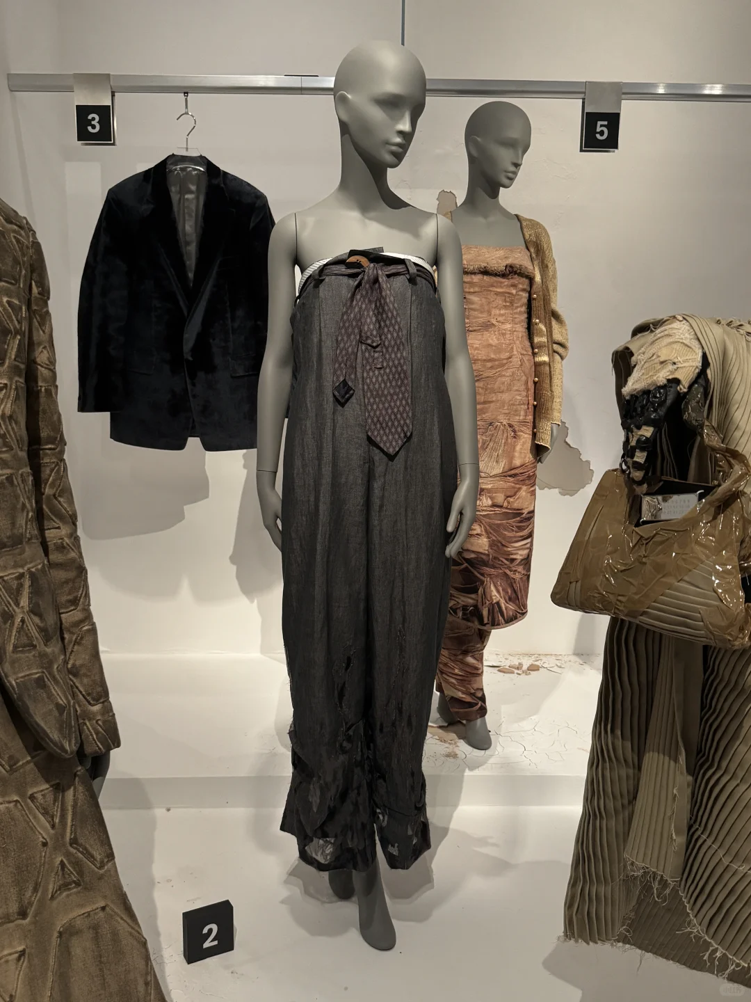 看展｜在barbican看到脏兮兮的高定