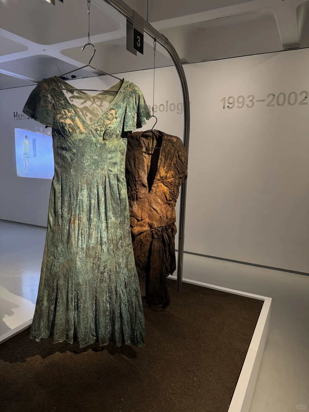 看展｜在barbican看到脏兮兮的高定