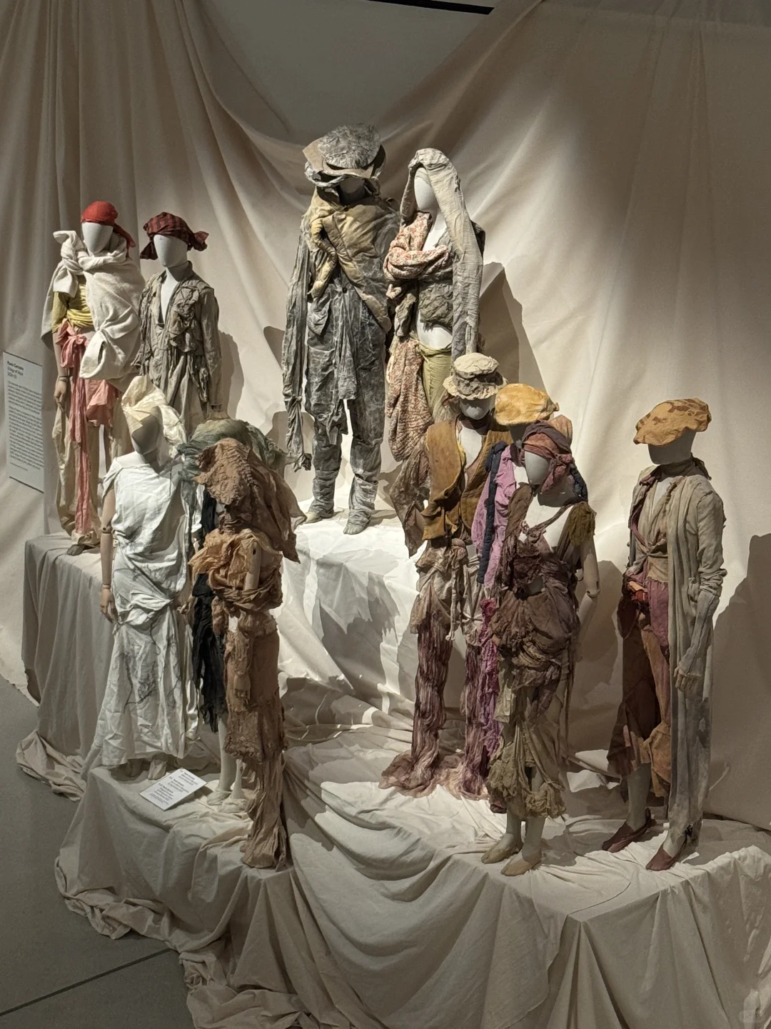 看展｜在barbican看到脏兮兮的高定