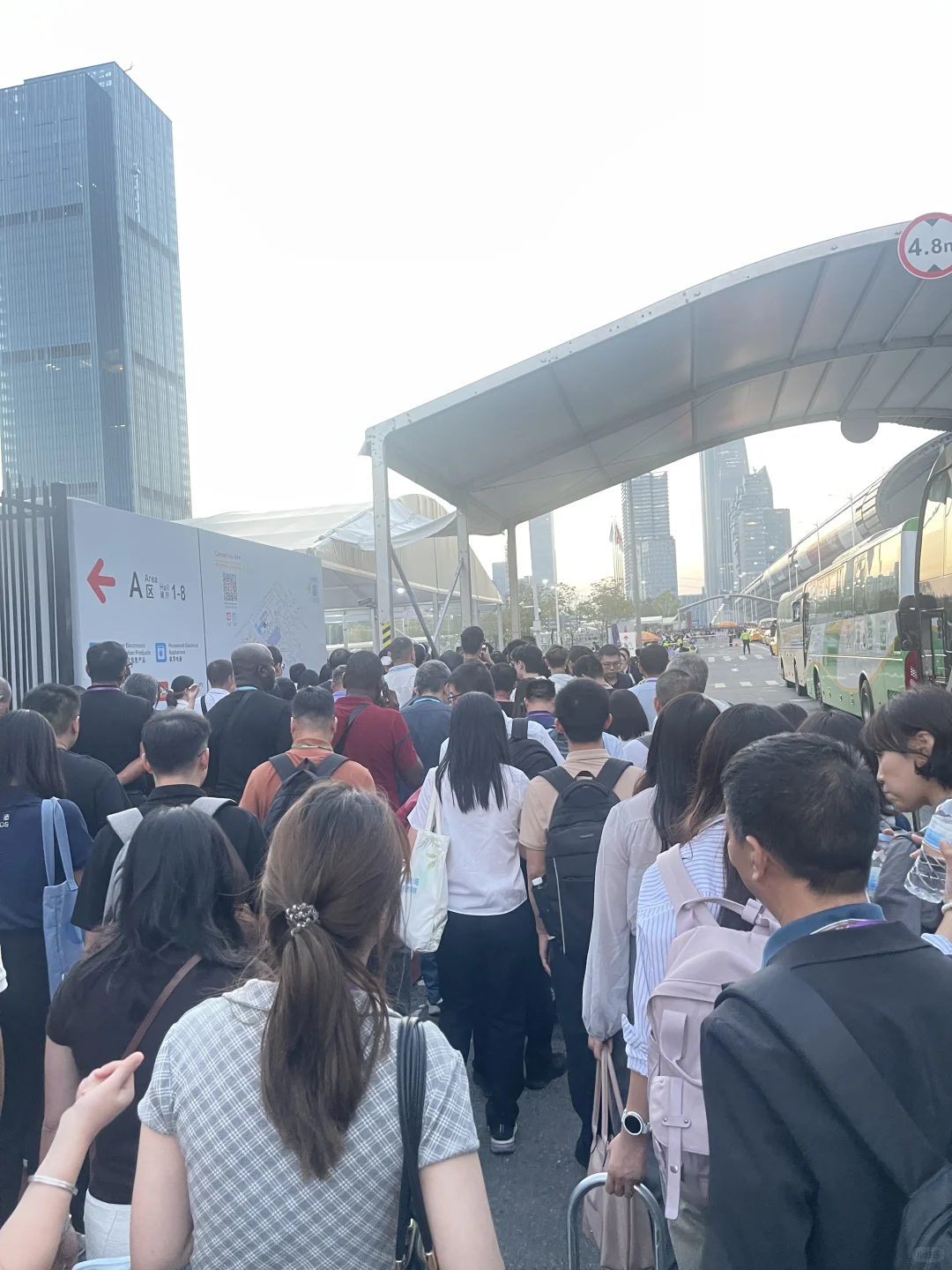 138 届广交会第一天结束现场，太魔幻了