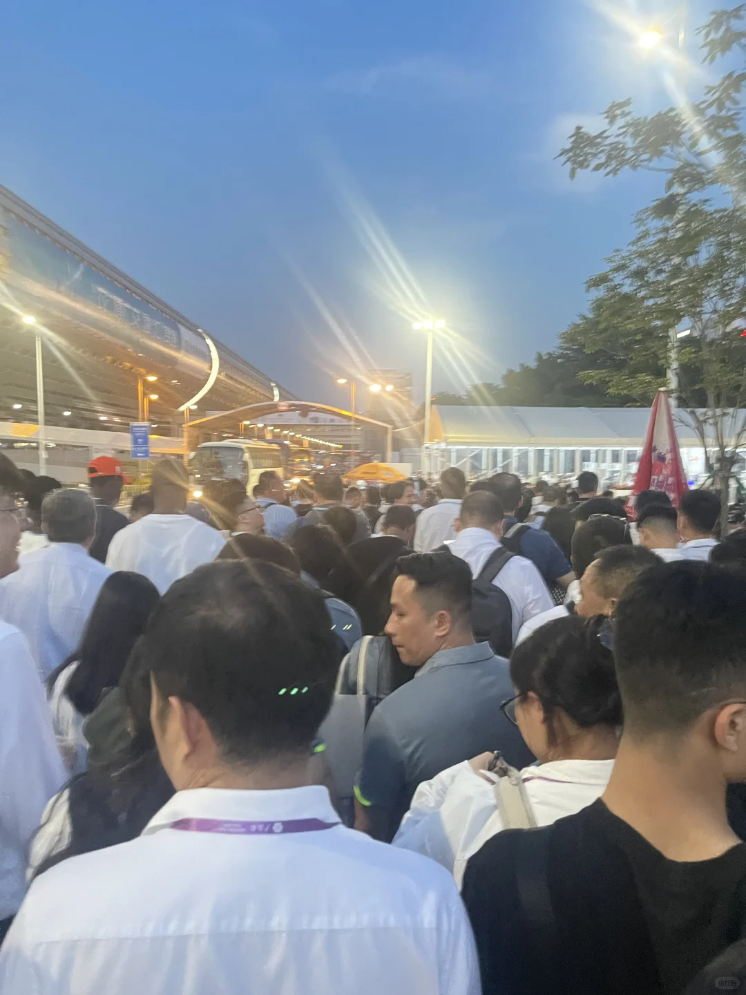 138 届广交会第一天结束现场，太魔幻了