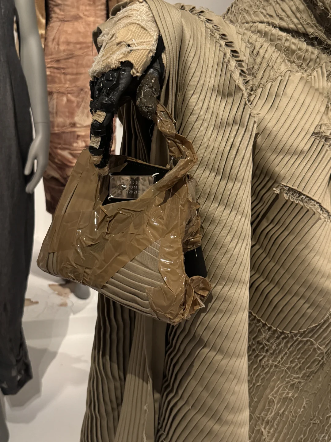 看展｜在barbican看到脏兮兮的高定