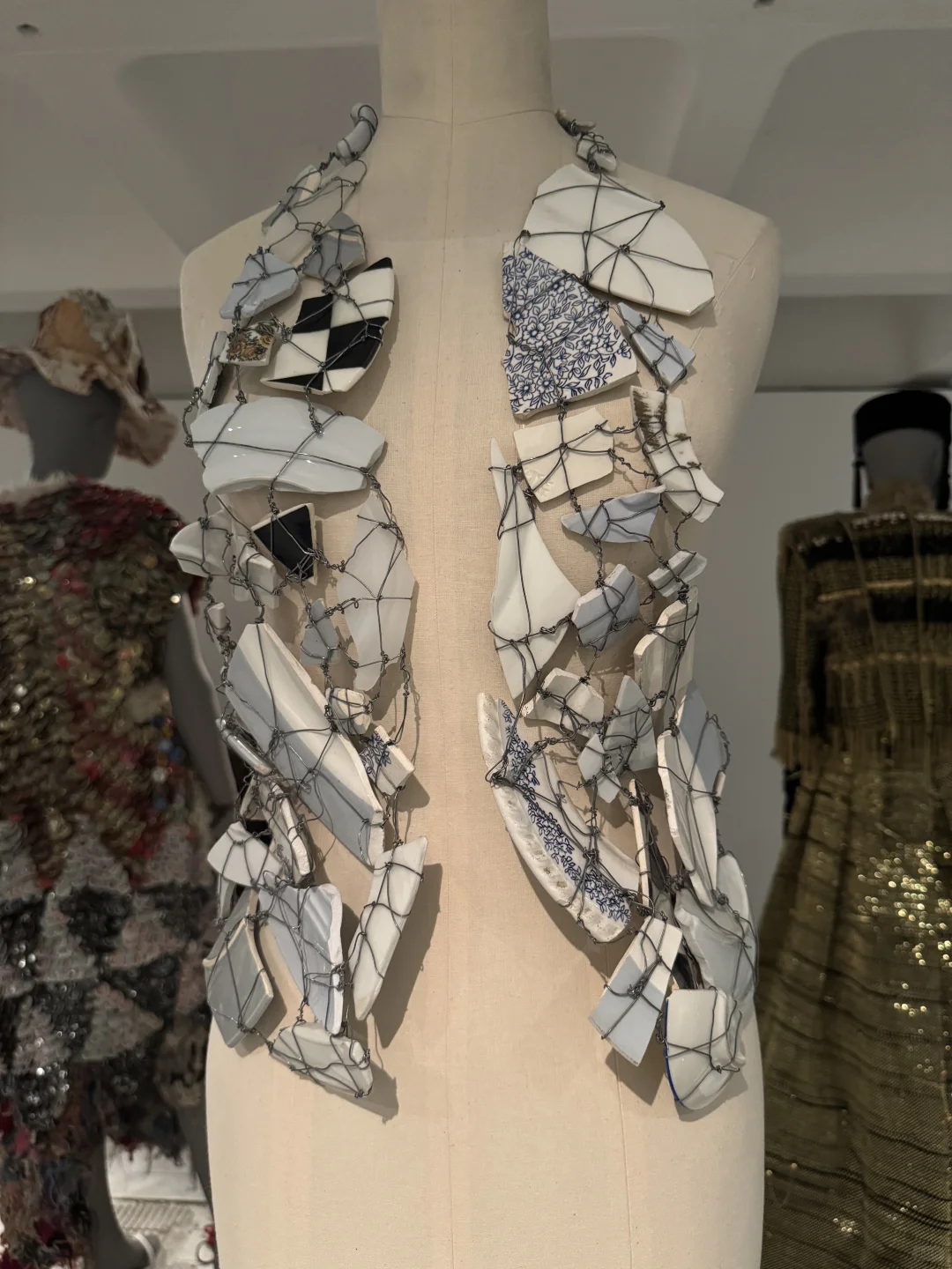 看展｜在barbican看到脏兮兮的高定