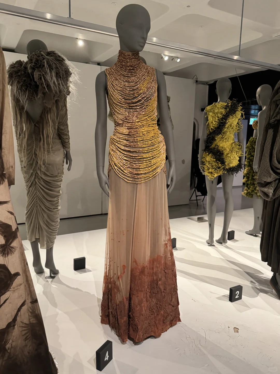 看展｜在barbican看到脏兮兮的高定