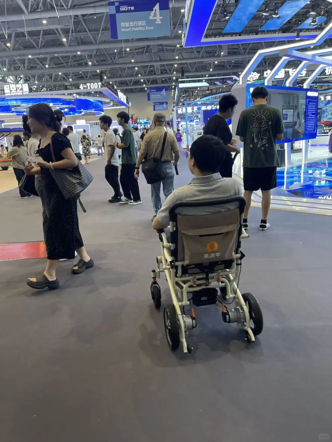 外贸盛会实锤了,坐着电动轮椅都逛不完!