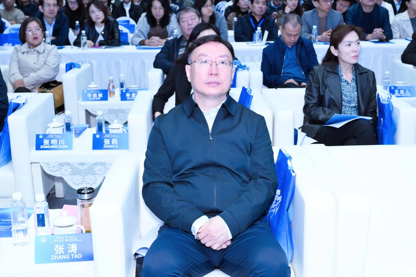 商务现场的蓝色应用美学