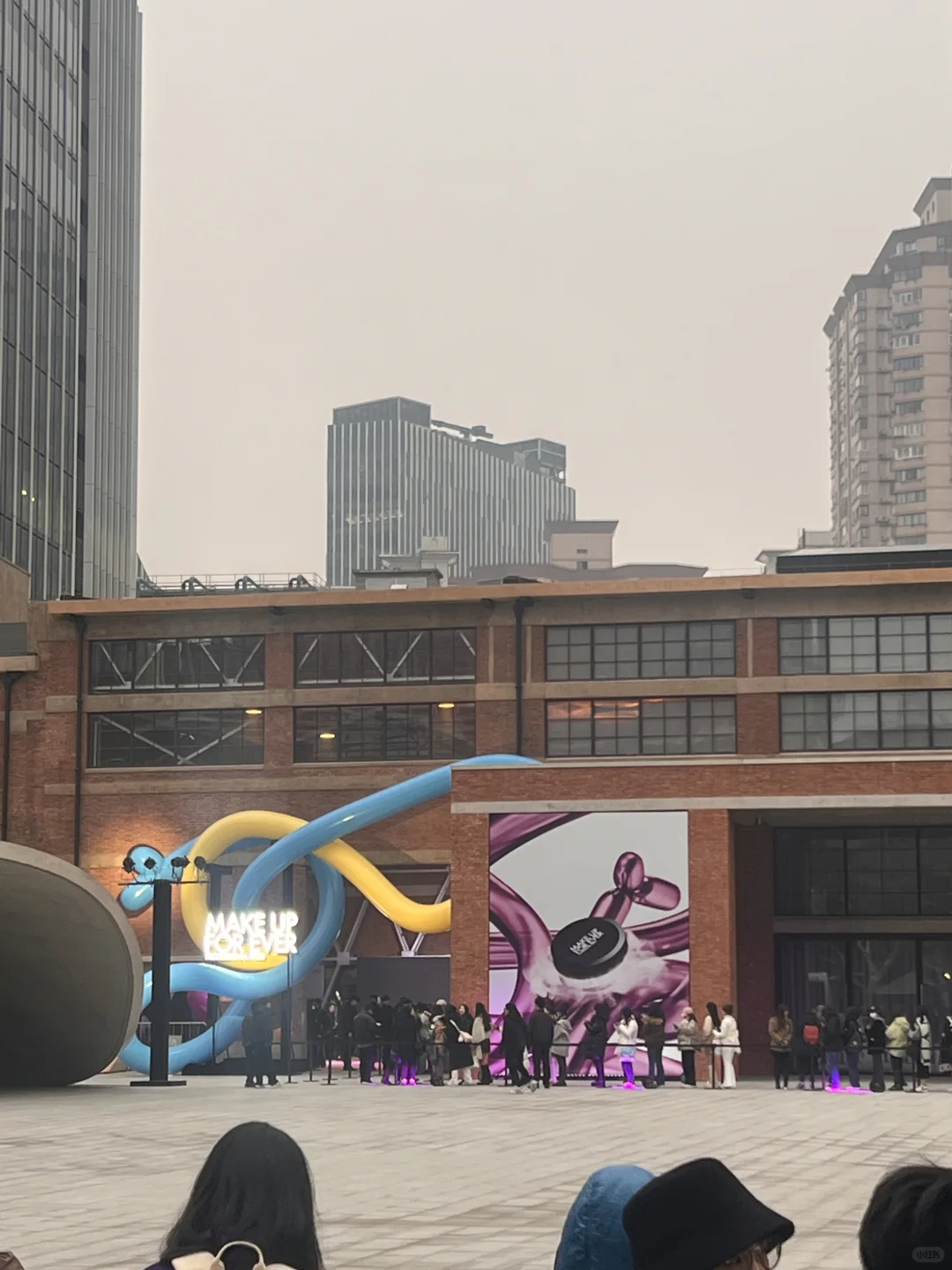 成毅上海玫珂菲新品见面会，见过真人！