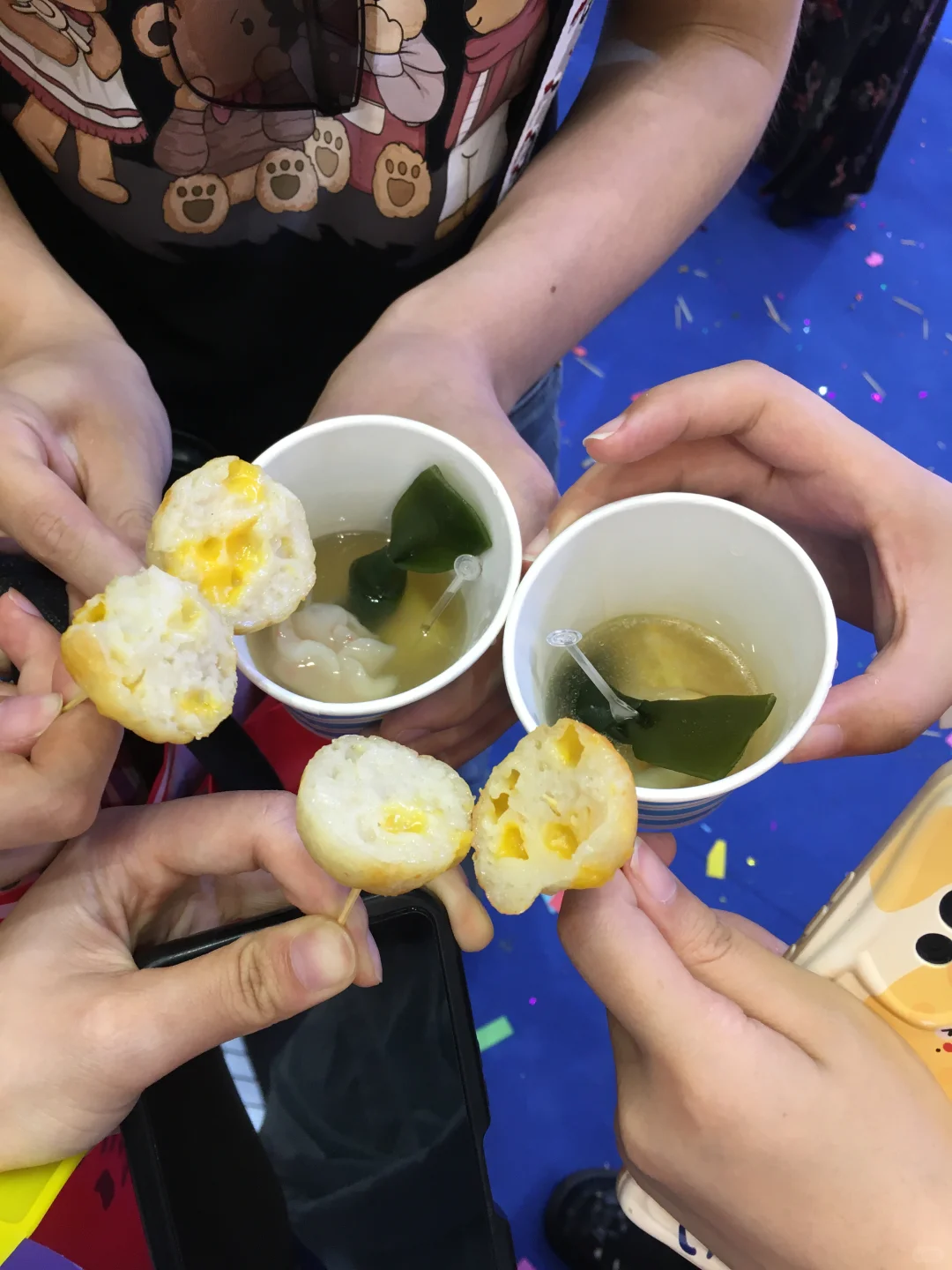 郑州女大学生勇闯餐饮连锁加盟展!