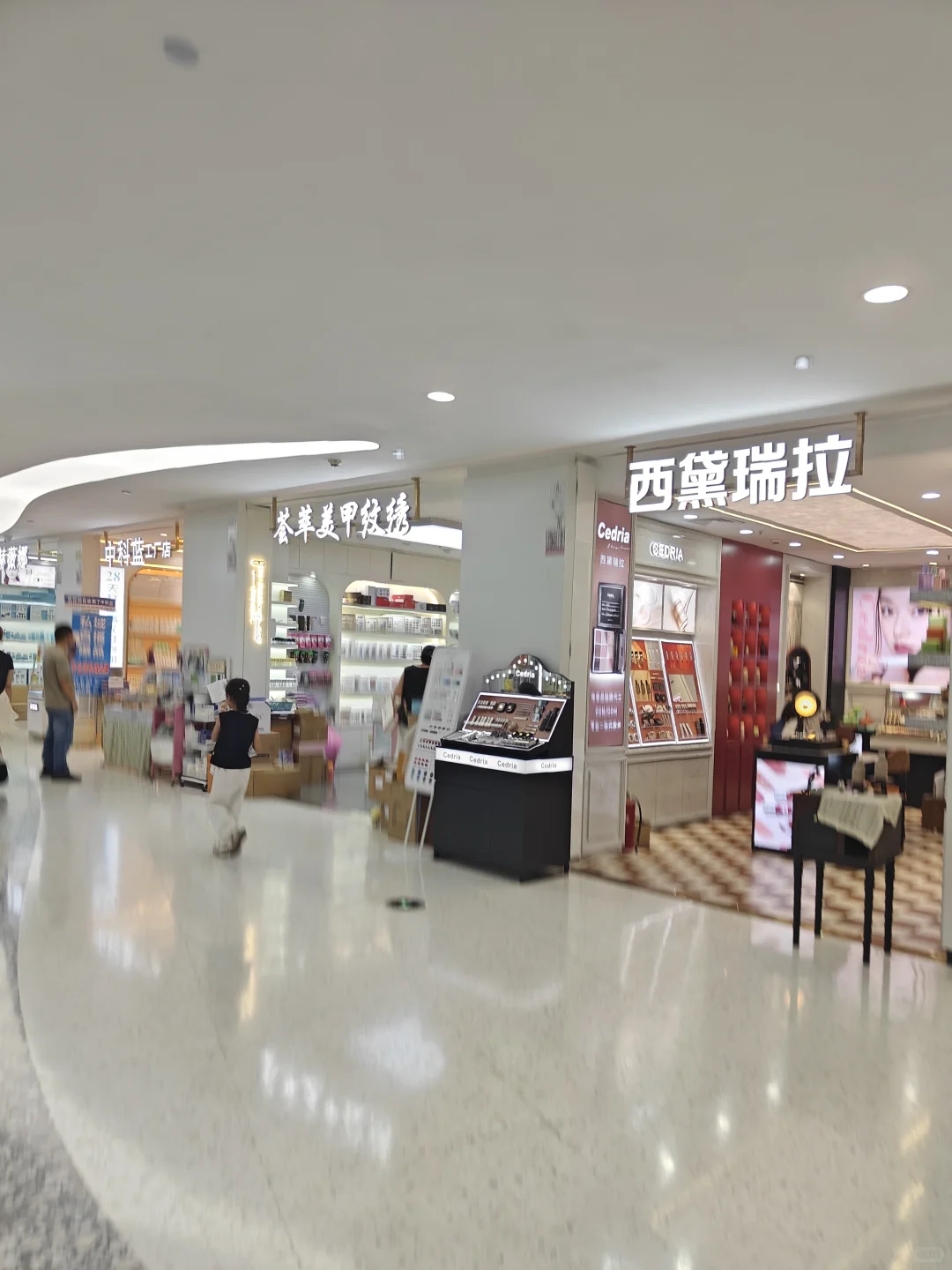 陪闺蜜继续跑市场-美博城