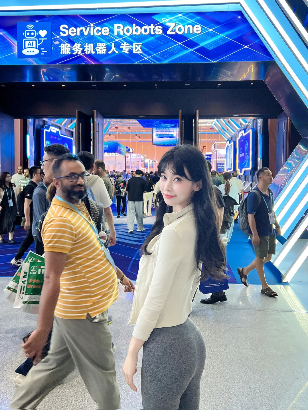 广交会 …这? 他负责前凸我负责后翘？？