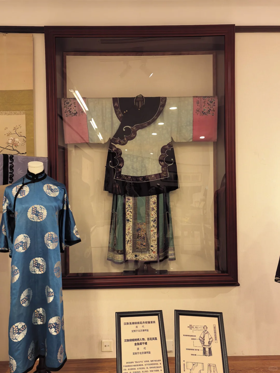 在天津看到的古董衣服展