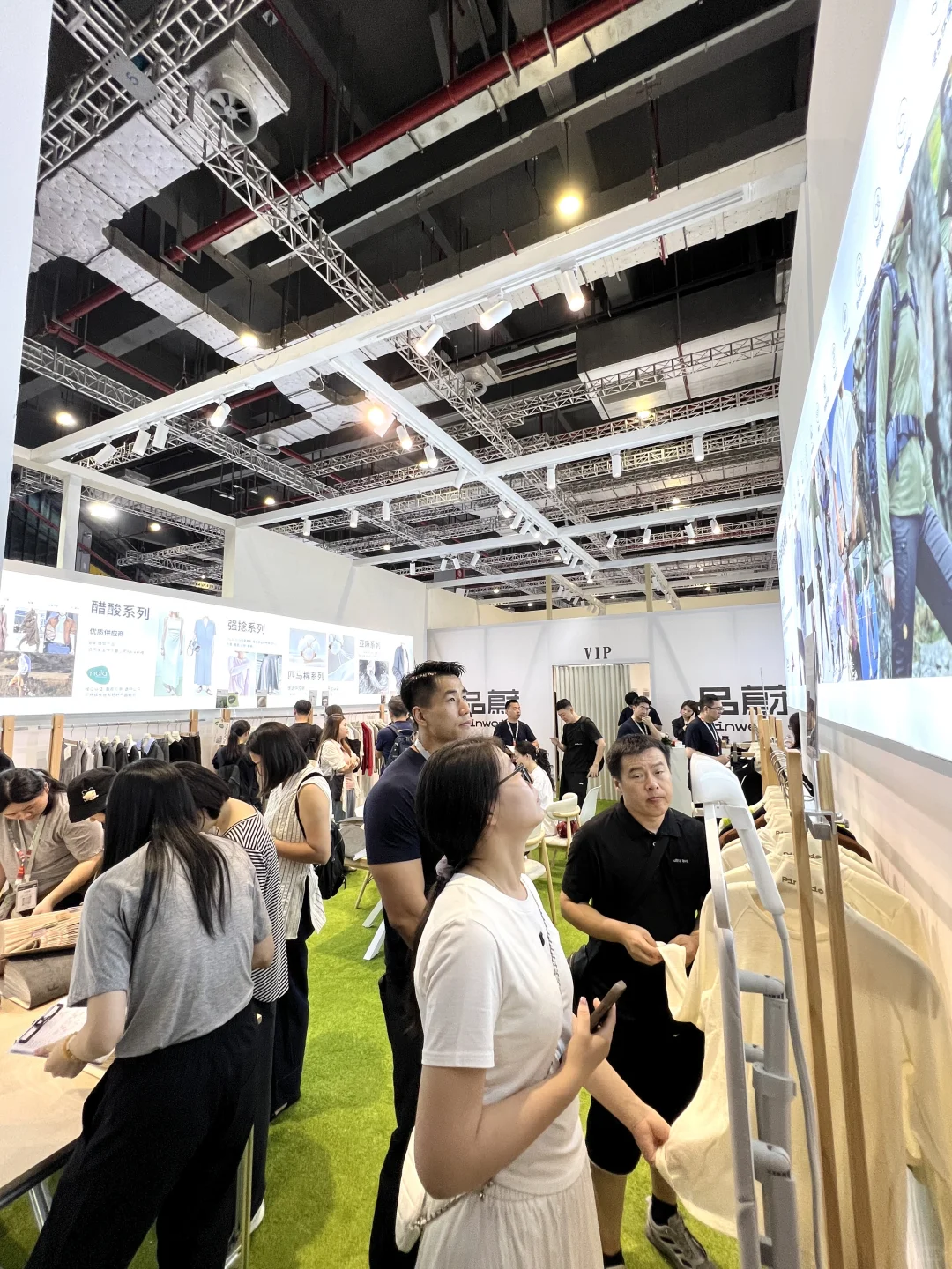 在上海会展中心看个羊毛面料展被哄成胚胎