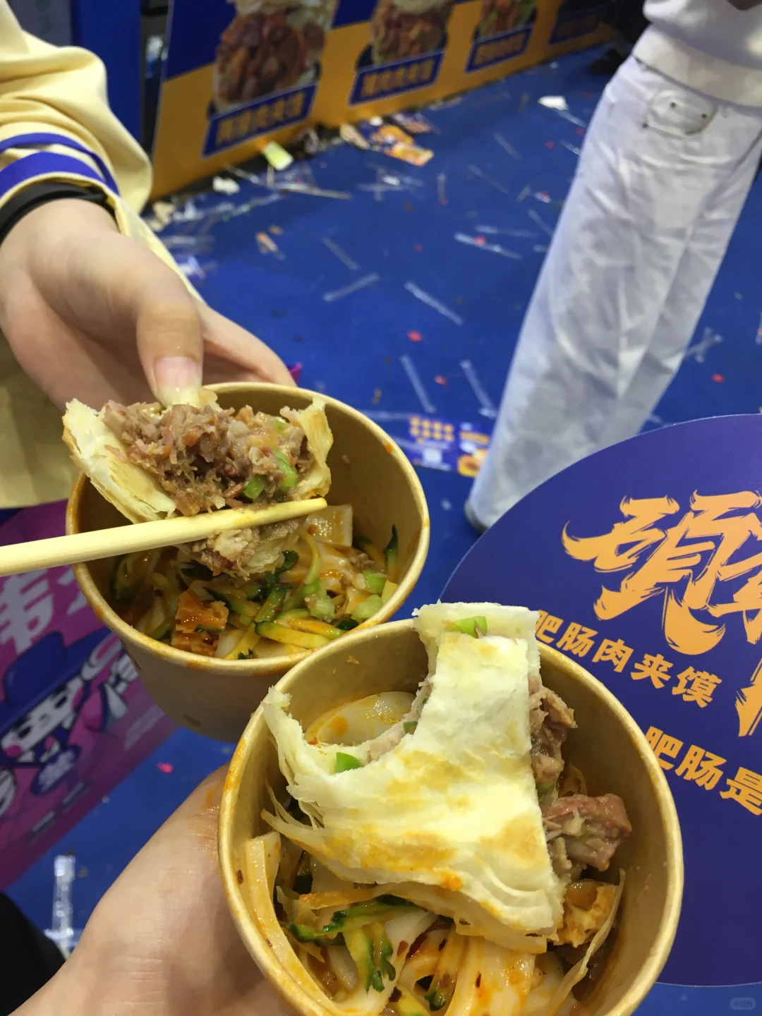 郑州女大学生勇闯餐饮连锁加盟展!