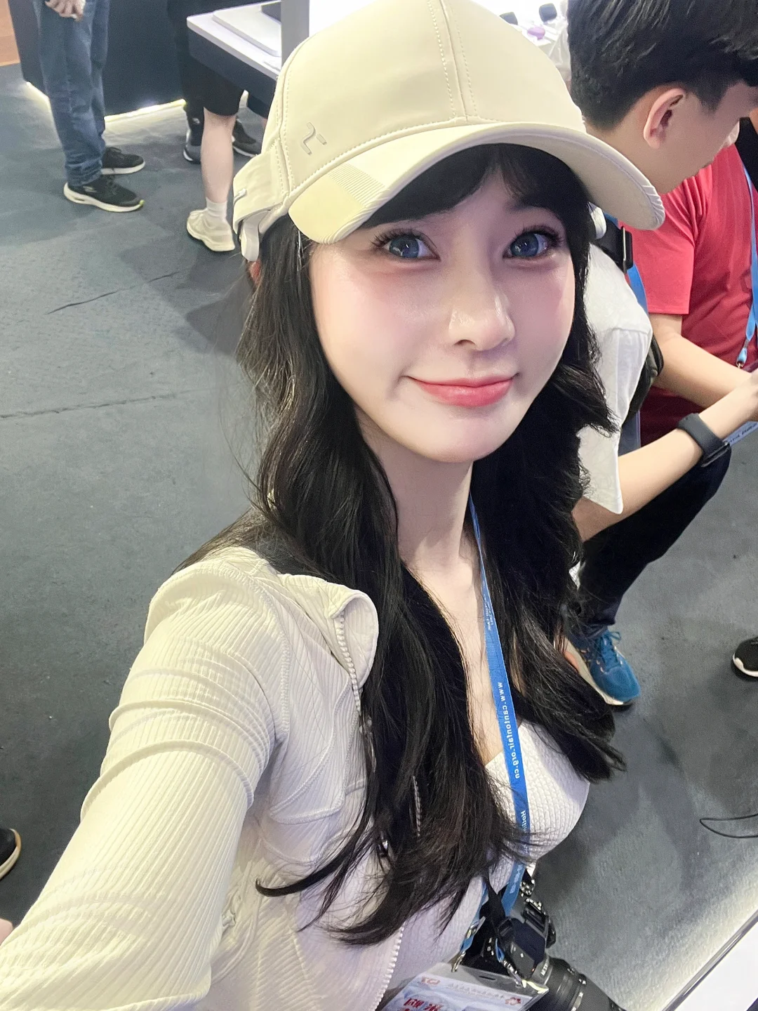 广交会 …这? 他负责前凸我负责后翘？？