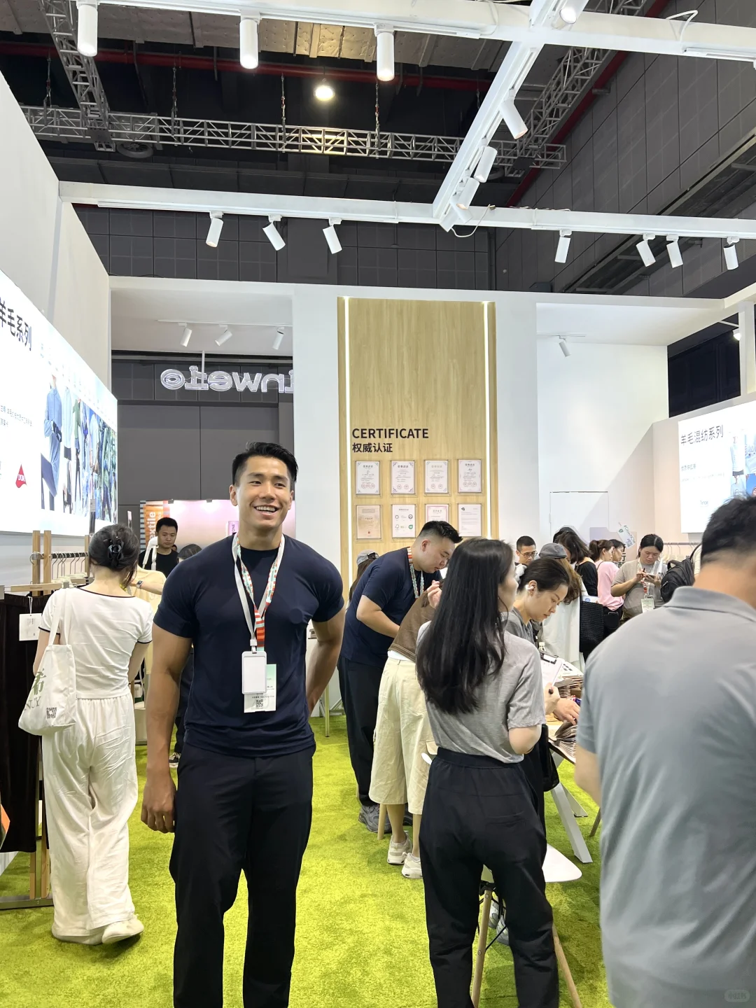 在上海会展中心看个羊毛面料展被哄成胚胎